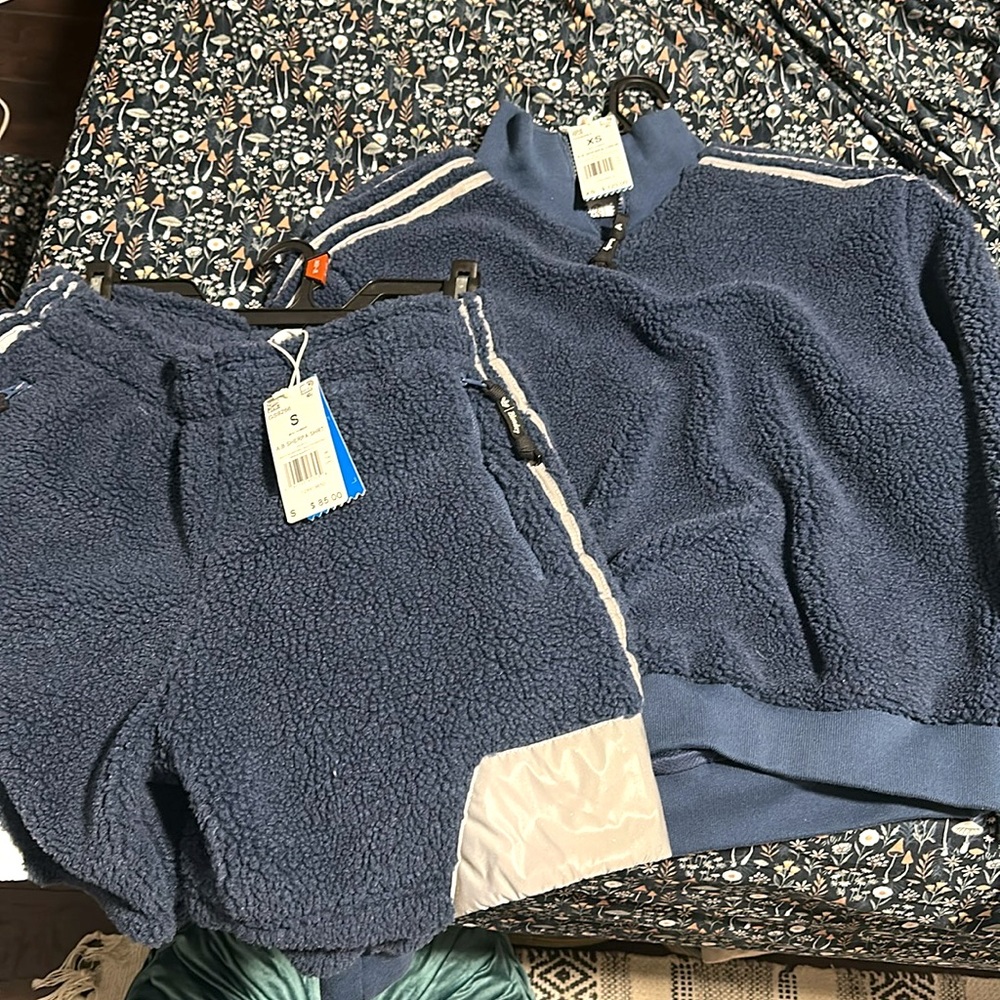Adidas A.B Sherpa Crew + Shorts extra small and small  blondey navy